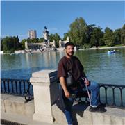 Entrenador personal, con años de experiencia en materia de gimnasio y cuidado personal.